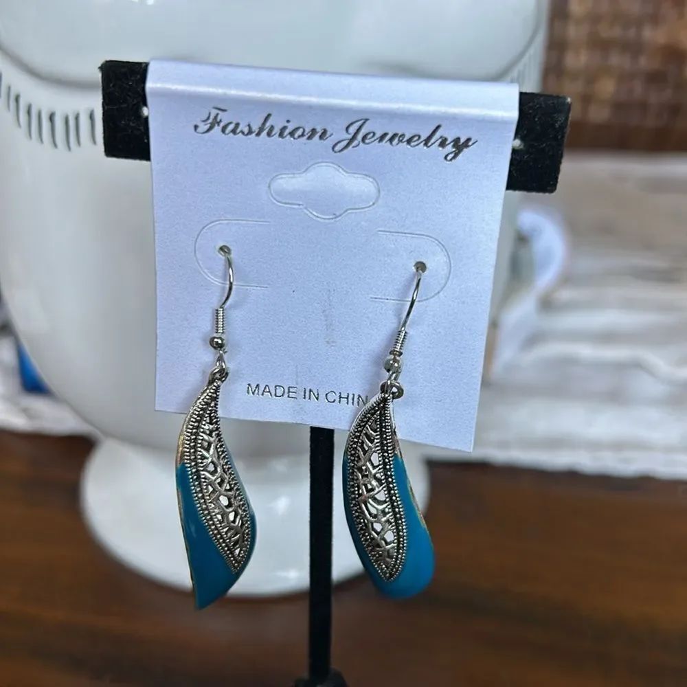 Fashion jewelry Earrings blue  and gold NWT with dust bag